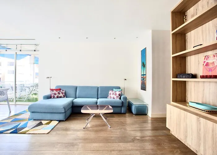 Luxurious 2 Bedrooms Apartment, 30 Meter From Beach