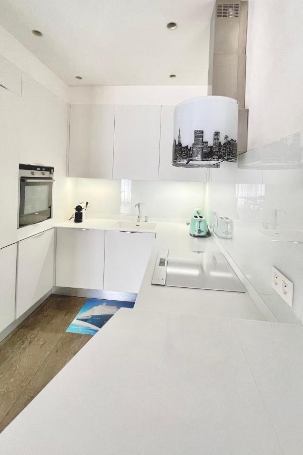 Luxurious 2 Bedrooms Apartment, 30 Meter From Apartment